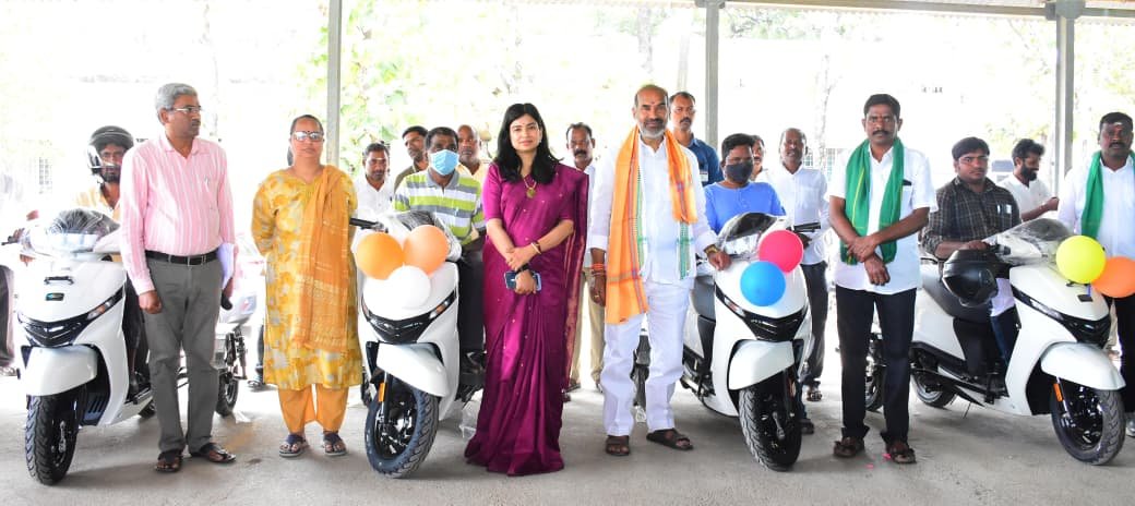 సబ్సిడీ పై వ్యవసాయ పరికరాలు రైతులు సద్వినియోగం చేసుకోవాలి  దివ్యాంగులకు ఉపకరణాలు  ప్రభుత్వ విప్, వేములవాడ ఎమ్మెల్యే ఆది శ్రీనివాస్  హాజరైన ఇంచార్జి కలెక్టర్ గరిమ అగ్రవాల్